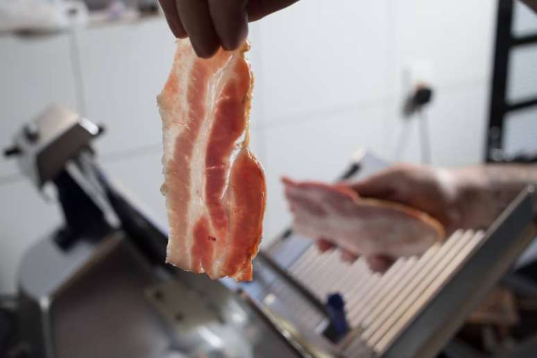 As peças de bacon foram fatiadas na hora do teste