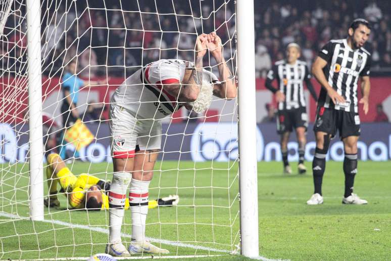 Luciano, do São Paulo, se lamenta na partida de ida entre São Paulo e Atlético Mineiro válida pelas quartas de final da Copa do Brasil 2024