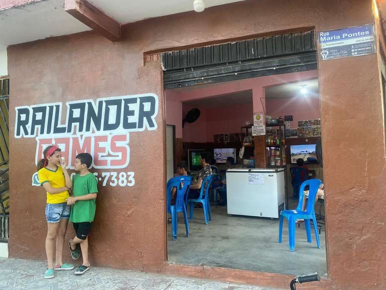 A locadora Railander Games, em Frecheirinha, interior do Ceará, cede horas grátis para 30 crianças jogarem por dia.