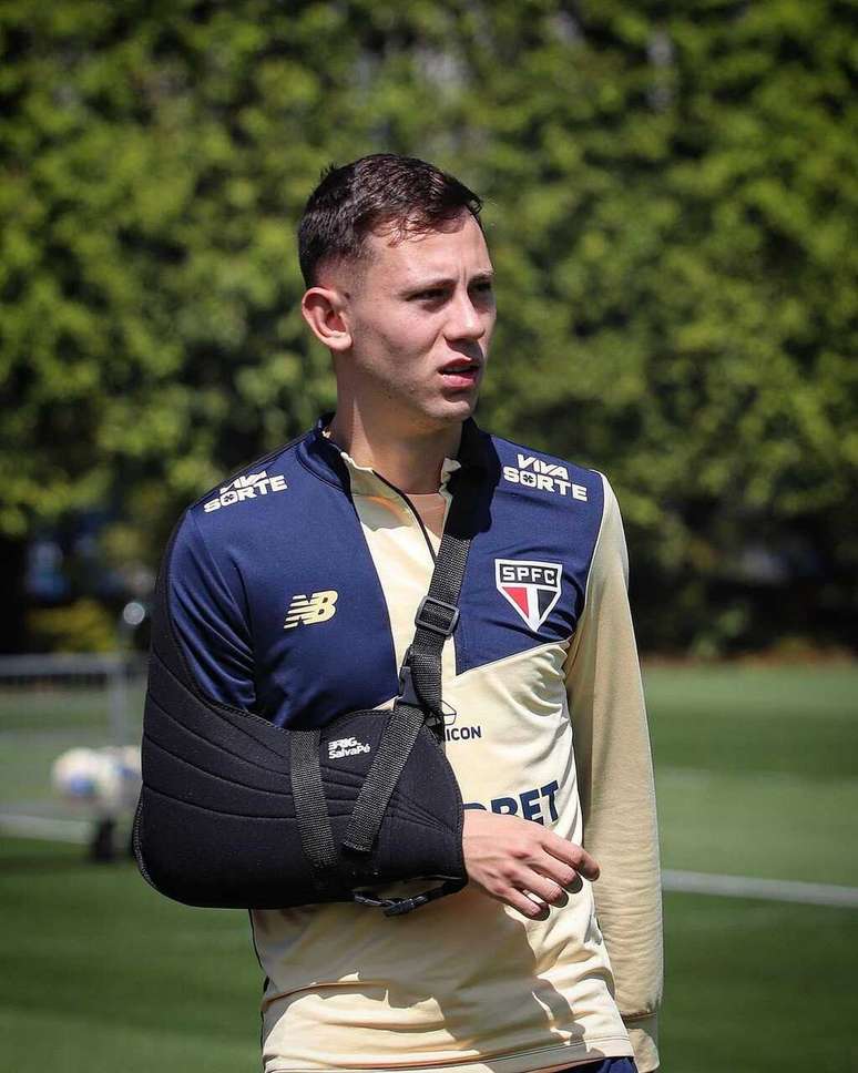 Patrick reapareceu no CT do São Paulo com uma tipoia –