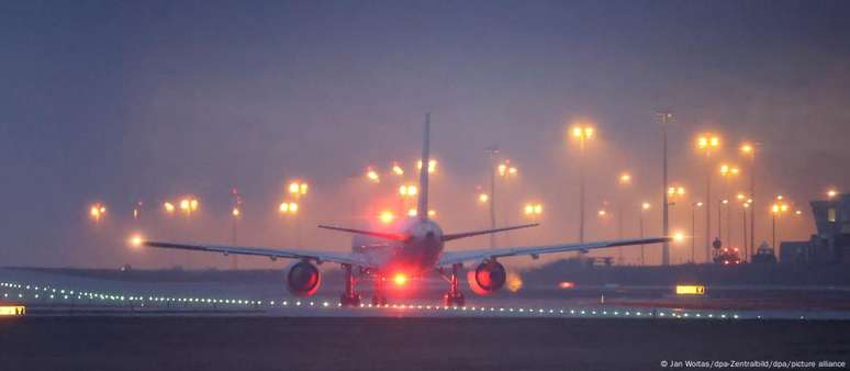 Avião com 28 afegãos a bordo partiu de Leipzig rumo a Cabul