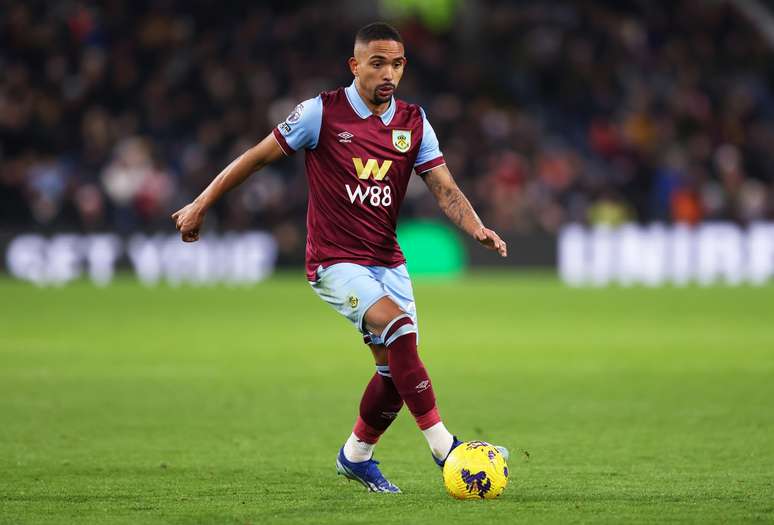 Lateral direito Vitinho jogando pelo Burnley (Photo by Matt McNulty/Getty Images)