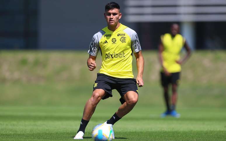 Carlos Alcaraz fez seu primeiro treino no Flamengo sob comando do técnico Tite