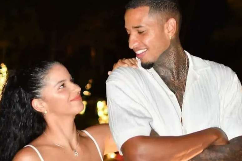 Defensor ao lado da vi&uacute;va Serena &ndash;