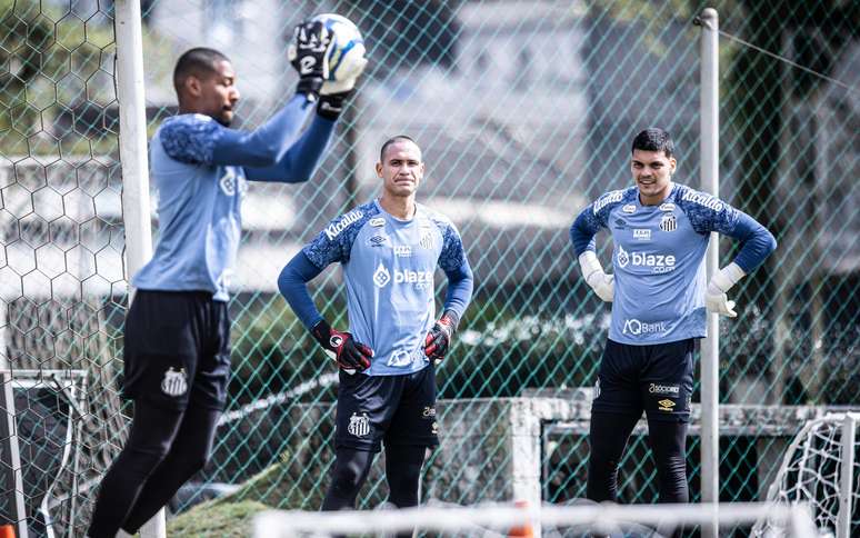 Goleiros Renan e Gabriel Brazão disputarão a vaga de titular do Santos