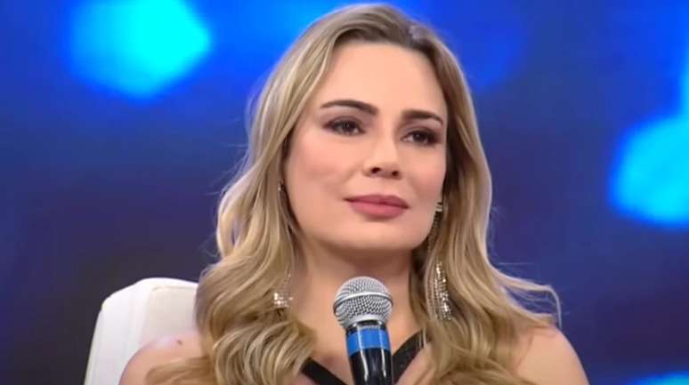 Rachel Sheherazade encara primeira crise após estrear programa na Record 