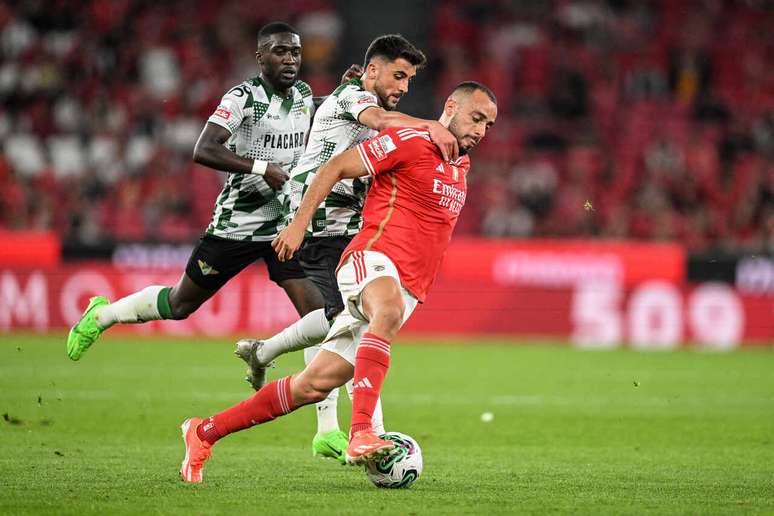 Jogadores de Moreirense e Benfica em disputa de bola no Português –