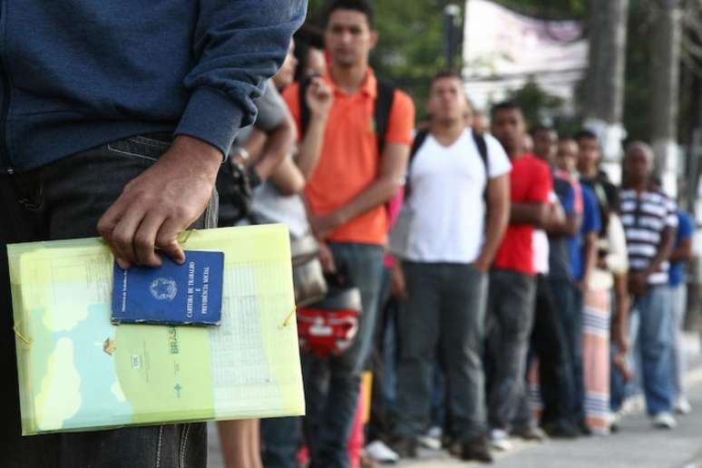 Taxa de desocupação no Brasil ficou em 6,8% no trimestre encerrado em julho, segundo o IBGE