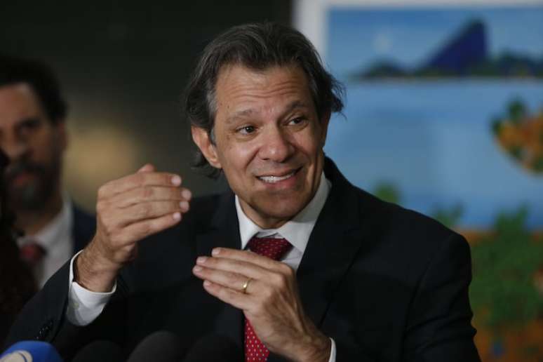 'É quase certo que o déficit caia a menos da metade do ano passado', diz Haddad