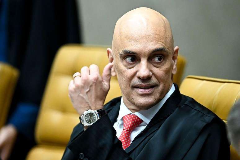 O ministro Alexandre de Moraes determinou o bloqueio das contas bancárias da Starlink para garantir pagamento de multas pelo descumprimento de decisões relacionadas à rede social X