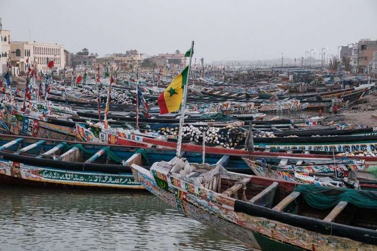 Estes barcos de pesca de madeira — chamados pirogas — são usados ​​por muitos migrantes senegaleses que tentam chegar à Europa