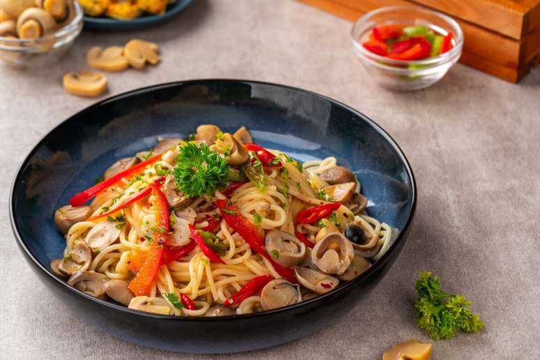 Macarrão ao alho e óleo com cogumelo