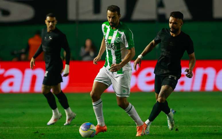 Nenê e Raniele em vitória do Juventude sobre o Corinthians