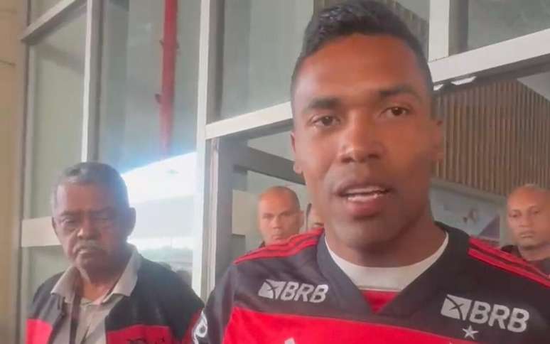 Alex Sandro em chegada ao Rio de Janeiro