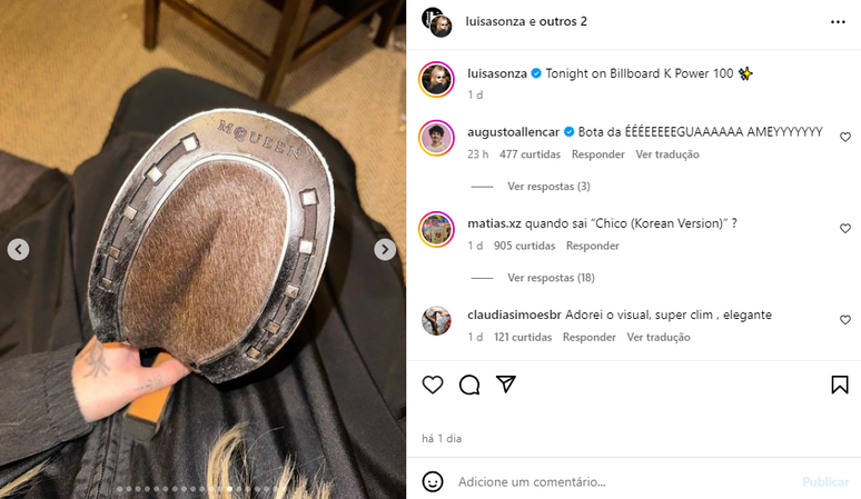 Luísa Sonza menunjukkan sol sepatu bot Alexander McQueen miliknya 