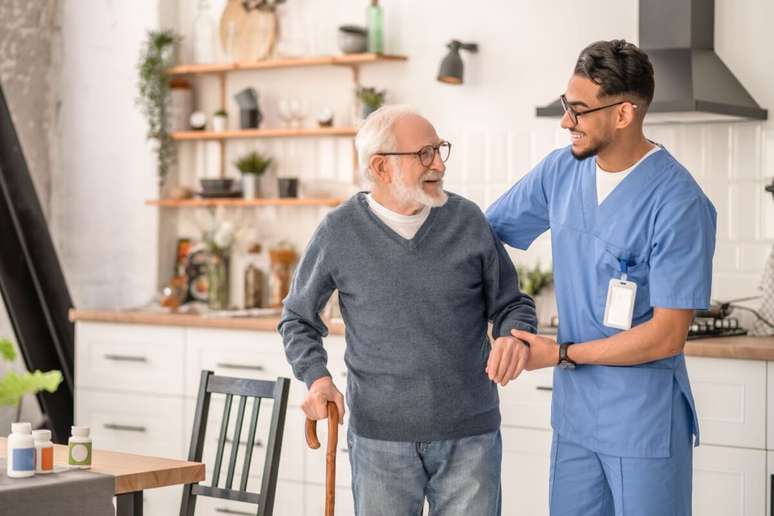 A presença do cuidador impacta positivamente a vida dos assistidos e de suas famílias