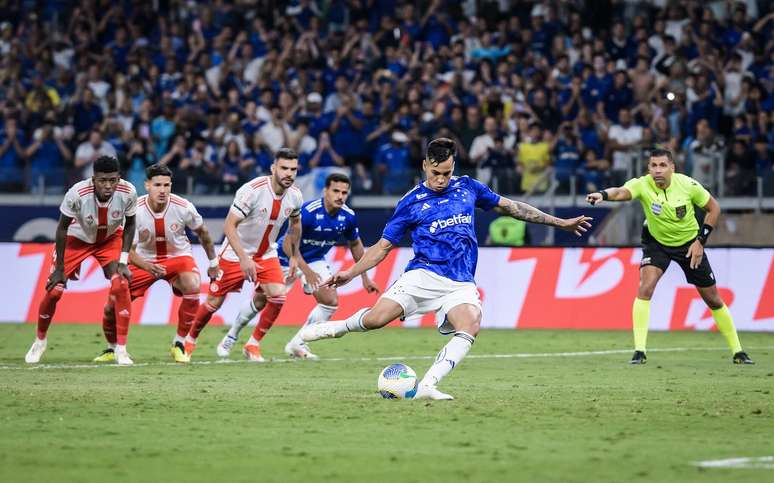 Kaio Jorge cobra penalidade para o Cruzeiro diante do Internacional, no Mineirão.