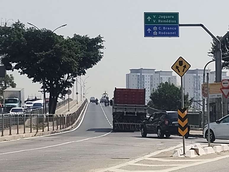 Principal ligação com a Vila dos Remédios, a Ponte dos Remédios, sobre o rio Tietê, é próxima de onde Pedro Henrique viveu.