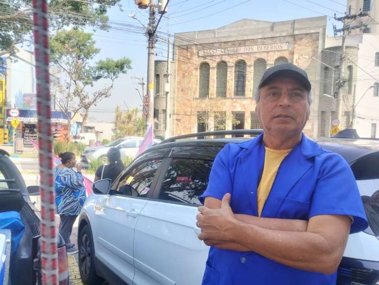 Rogério Lima vende cachorro-quente o dia inteiro, a semana toda, na esquina onde Pedro Henrique passava. Reconheceu-o pela foto.