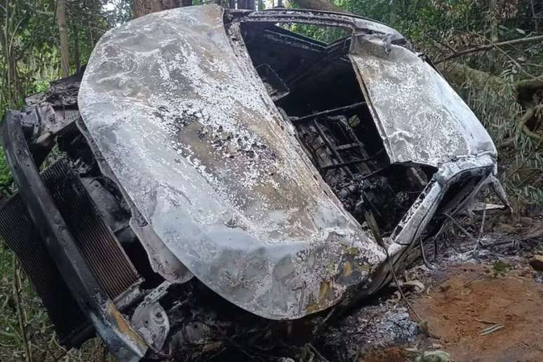 Carro carbonizado caiu em ribanceira, possivelmente após pegar fogo, segundo aponta investigação