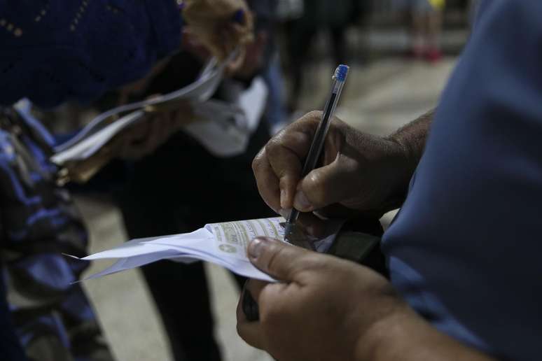 Eleitores que estão fora do domicílio eleitoral justificam a ausência na votação