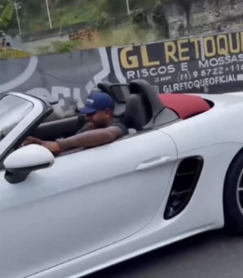 Davi Brito posa na Porsche que devolveu