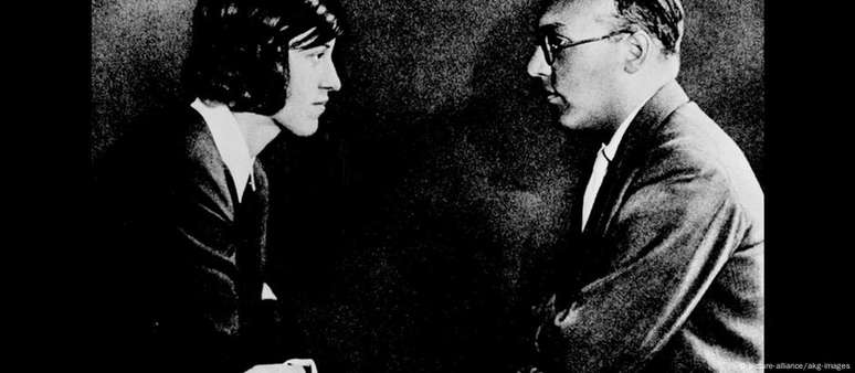 Weill com a esposa, a atriz Lotte Lenya, na estreia em 1928