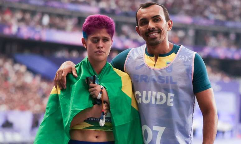 Thalita Simplício correndo ao lado do guia Felipe Veloso da Silva nos Jogos Paralímpicos de Paris - Foto: Alexandre Schneider/CPB