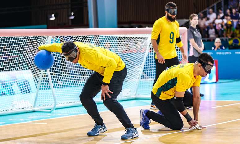 Jogadores do Brasil em ação contra a França no Goalball masculino nos Jogos Paralímpicos de Paris - Foto: Ana Patrícia Almeida/CPB