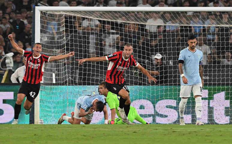 O zagueiro Pavlovic comemora o gol do Milan na partida –