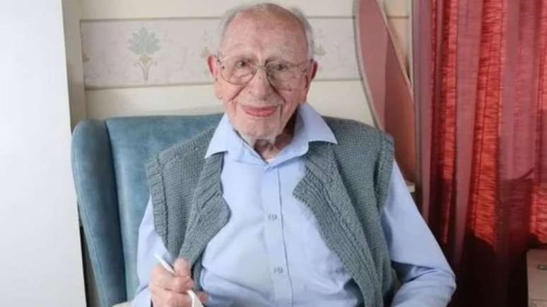 John Tinniswood tem 112 anos e diz ter sido um jovem muito ativo