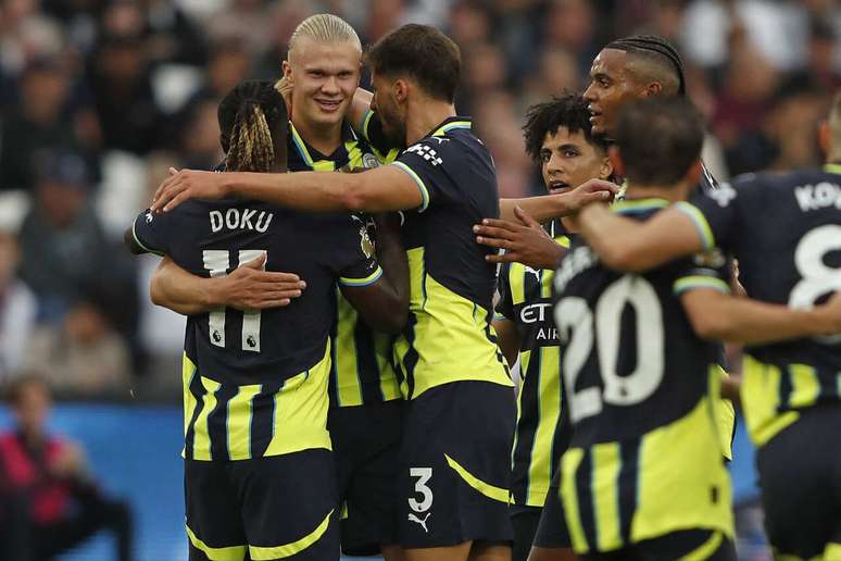 Haaland é celebrado pelos jogadores do Manchester City. Afinal, norueguês não para de fazer gols na Premier League  –