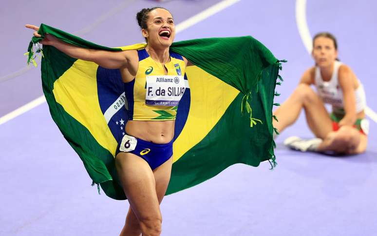 Fernanda Yara comemora medalha de ouro no atletismo