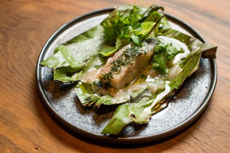 Peixe cozido na folha de bananeira com farinha de mandioca e tapioca; técnica kayapó é conhecida como pirarubu.