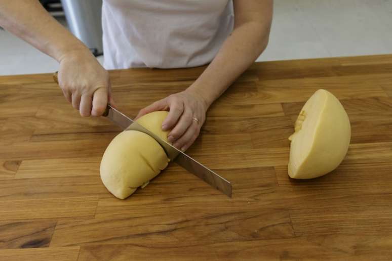 Uma faca e um rolo de massa são materiais suficiente para o preparo artesanal da receita