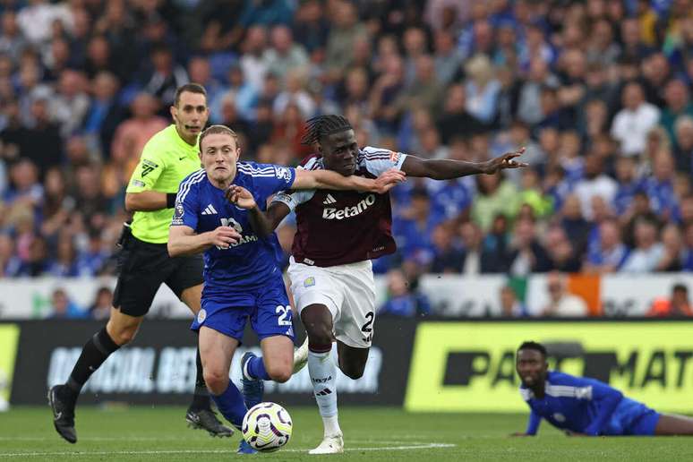 Oliver Skipp, do Leicester (de azul, à esquerda) disputa a bola com Onana, do Aston Villa, durante o duelo entre as equipes no King Power Stadium, –