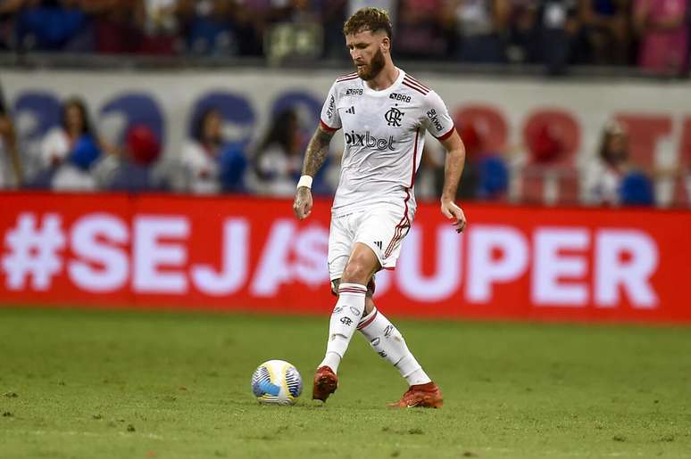 Léo Pereira em ação pelo Flamengo contra o Bahia, na Fonte Nova-