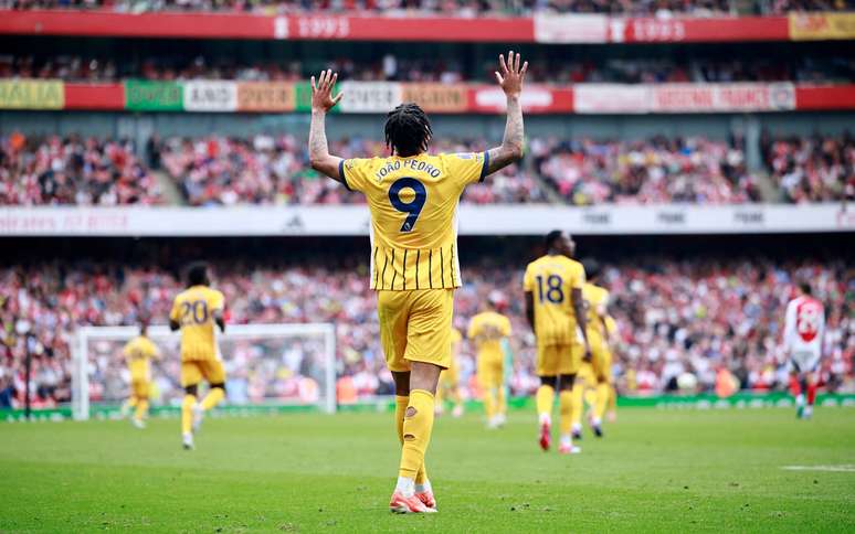 João Pedro celebra gol contra o Arsenal