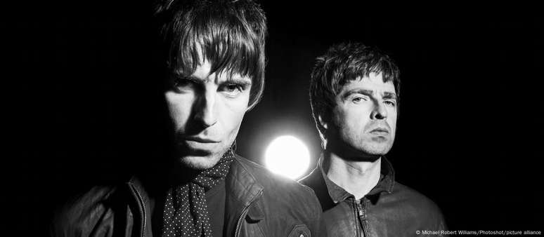 Os irmãos Liam e Noel Gallagher deixaram diferenças de lado para anunciar retorno da banda