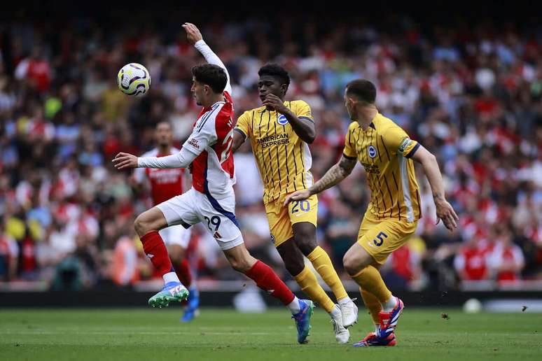 Havertz (de vermelho) recebe a marcação de Baleba e Dunk, do Brighton. Atacante do Arsenal fez o gol do seu time neste 1 a 1, em Londres-