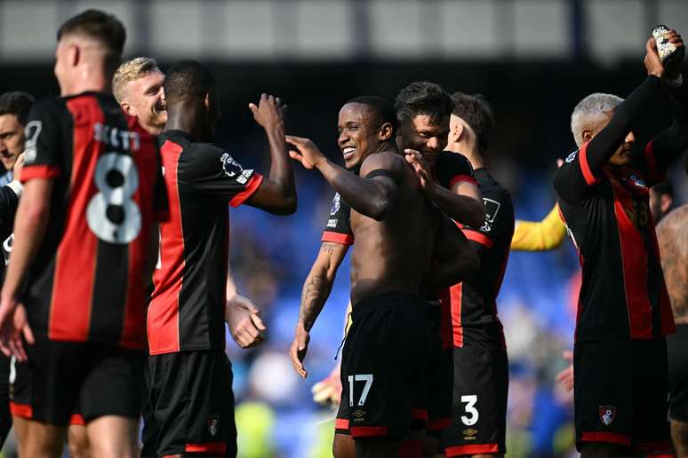 Sinisterra comemora gol da vitória por virada do Bournemouth sobre o Everton –