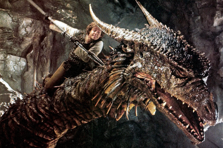 Em “Dragonslayer”, um jovem aprendiz de mago enfrenta um dragão ameaçador em uma missão para salvar uma aldeia medieval 