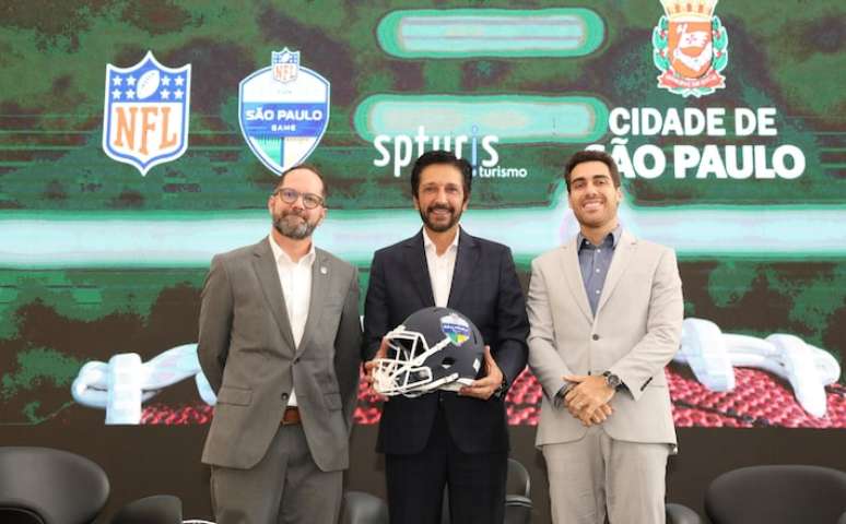 Gustavo Pires (esq.) ao lado do Prefeito Ricardo Nunes no anúncio de jogo da NFL em São Paulo