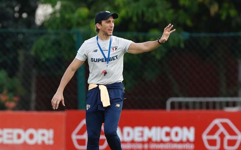 Técnico tricolor volta à beira do campo após suspensão