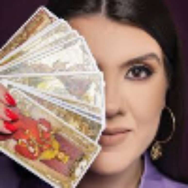 imagem do rosto de Isabel Fogaça com cartas do tarot cobrindo o lado esquerdo