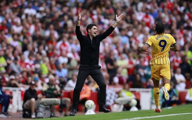 Arteta gesticula em duelo entre Arsenal e Brighton