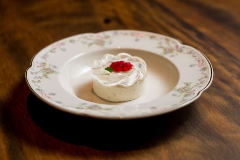 Pudim de vó, de tapioca com cajá, decorado com gelatina transparente de cravina, dill e hortelã.