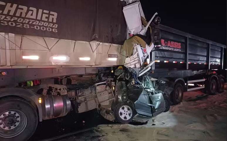 Carro ficou completamente destruído em acidente