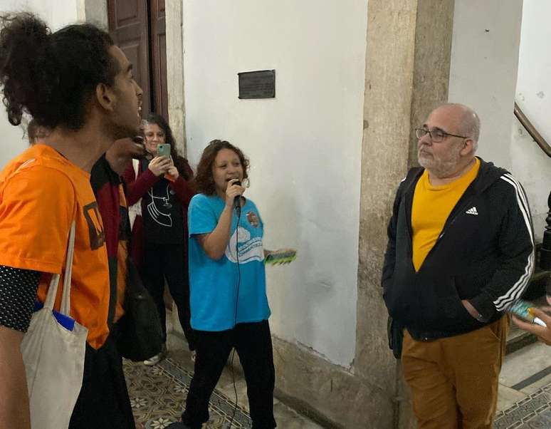 Alunos protestam contra professor na UFRJ