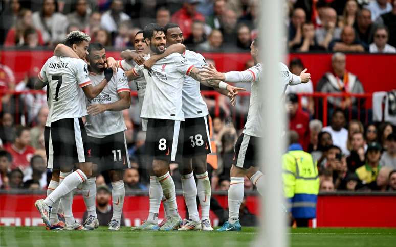 Jogadores do Liverpool celebram gol de Salah